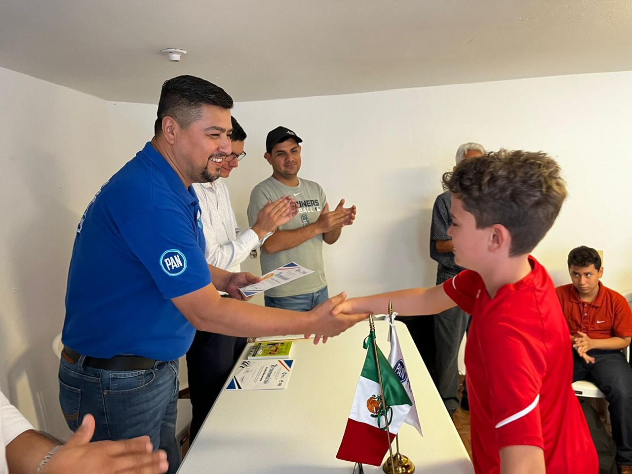 $!Santiago Mercado Garza recibe su diploma y premios de manos de Evaristo Corrales.