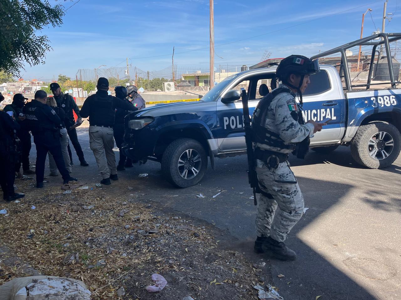 $!Localizan un hombre asesinado, con los pies y manos amarrados, en la colonia San Isidro, en Culiacán