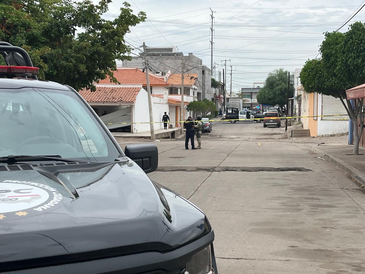 $!Comando ataca a balazos vehículo, vivienda y derriban portón en Infonavit Humaya, en Culiacán