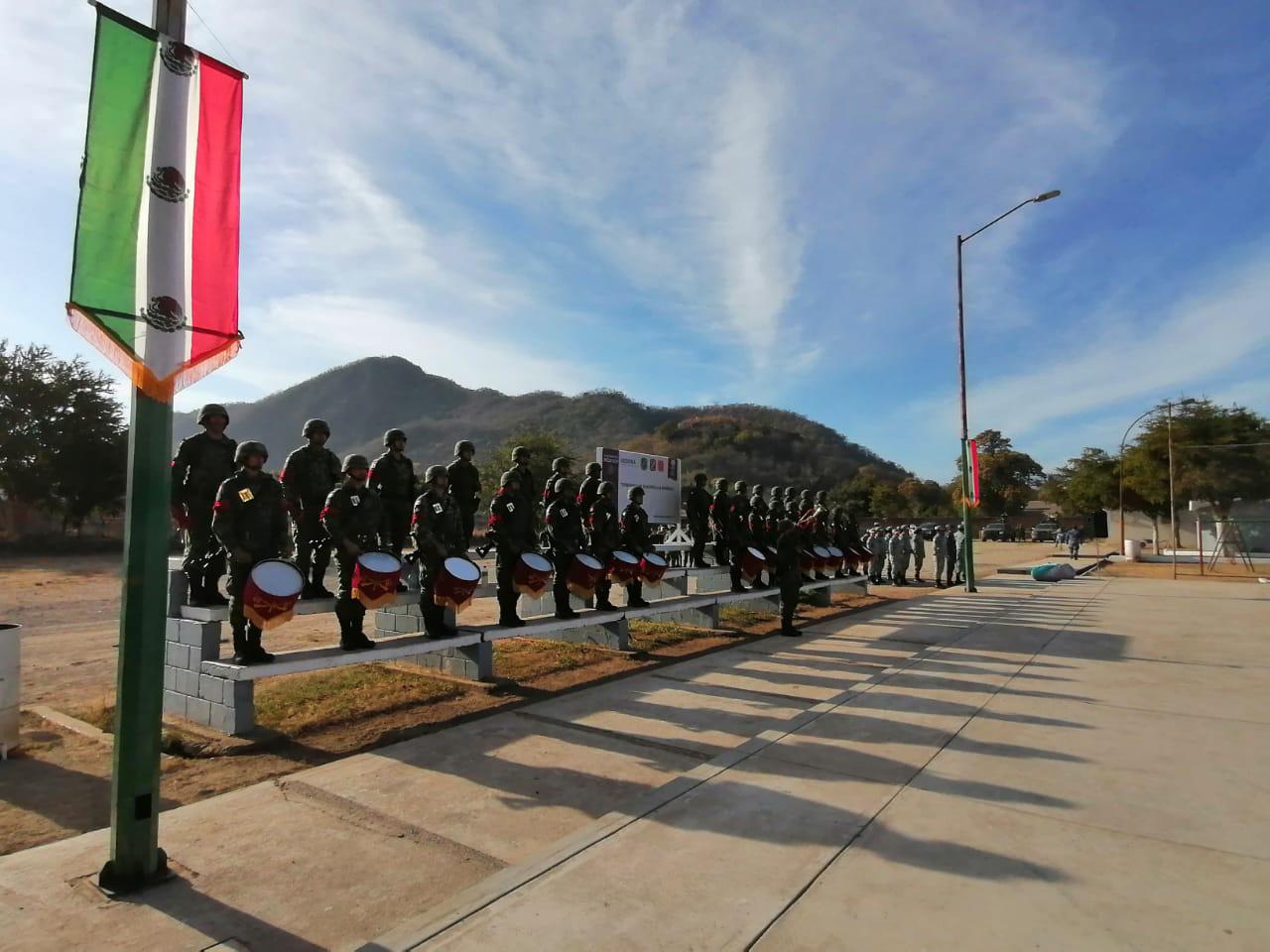 $!Ejército extiende bandera gigante en la comunidad de Jesús María