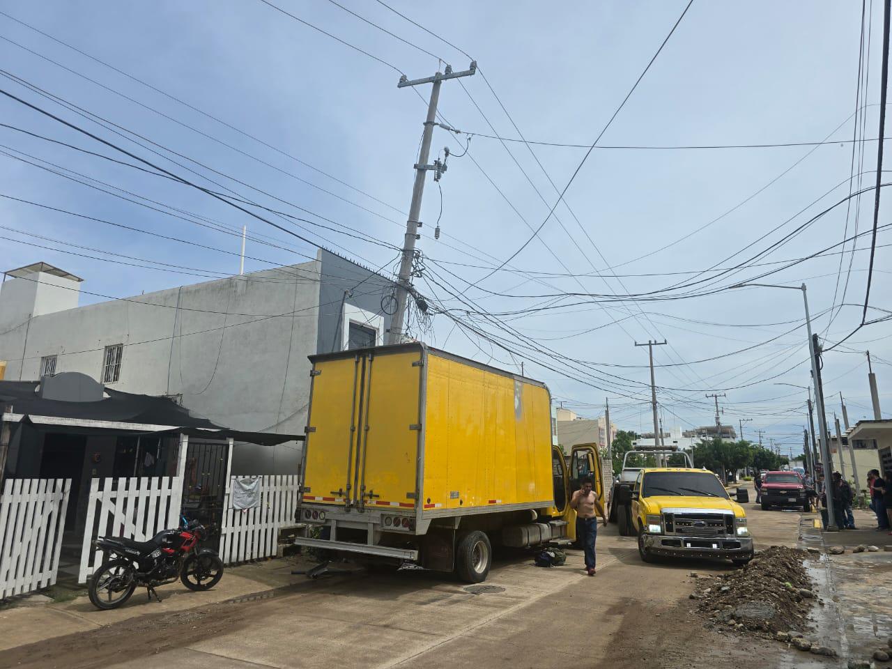 $!Camión choque con poste y vehículos y deja a colonia sin luz en Rosario