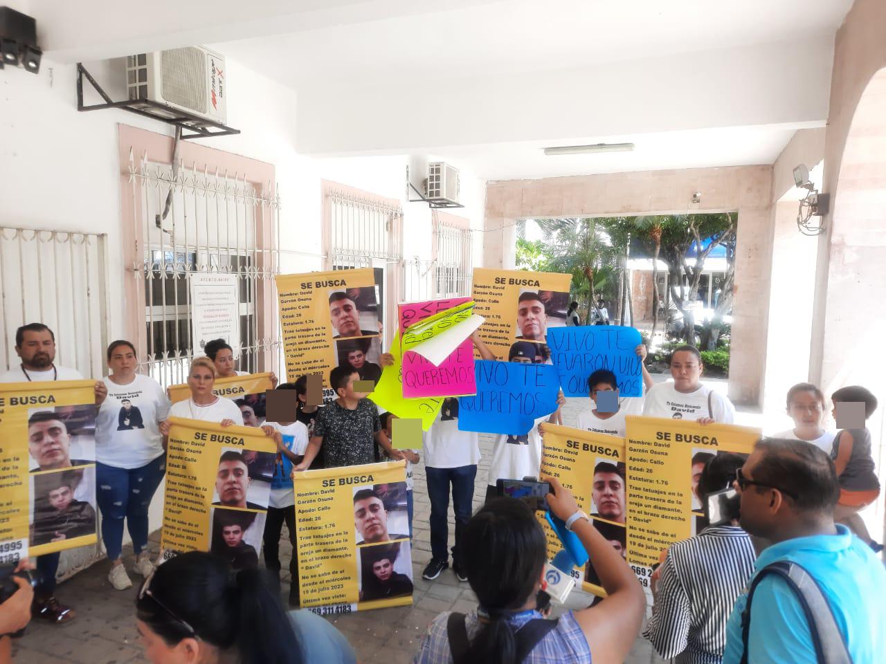 $!Protestan en Palacio municipal familiares y amigos de David, el joven desaparecido