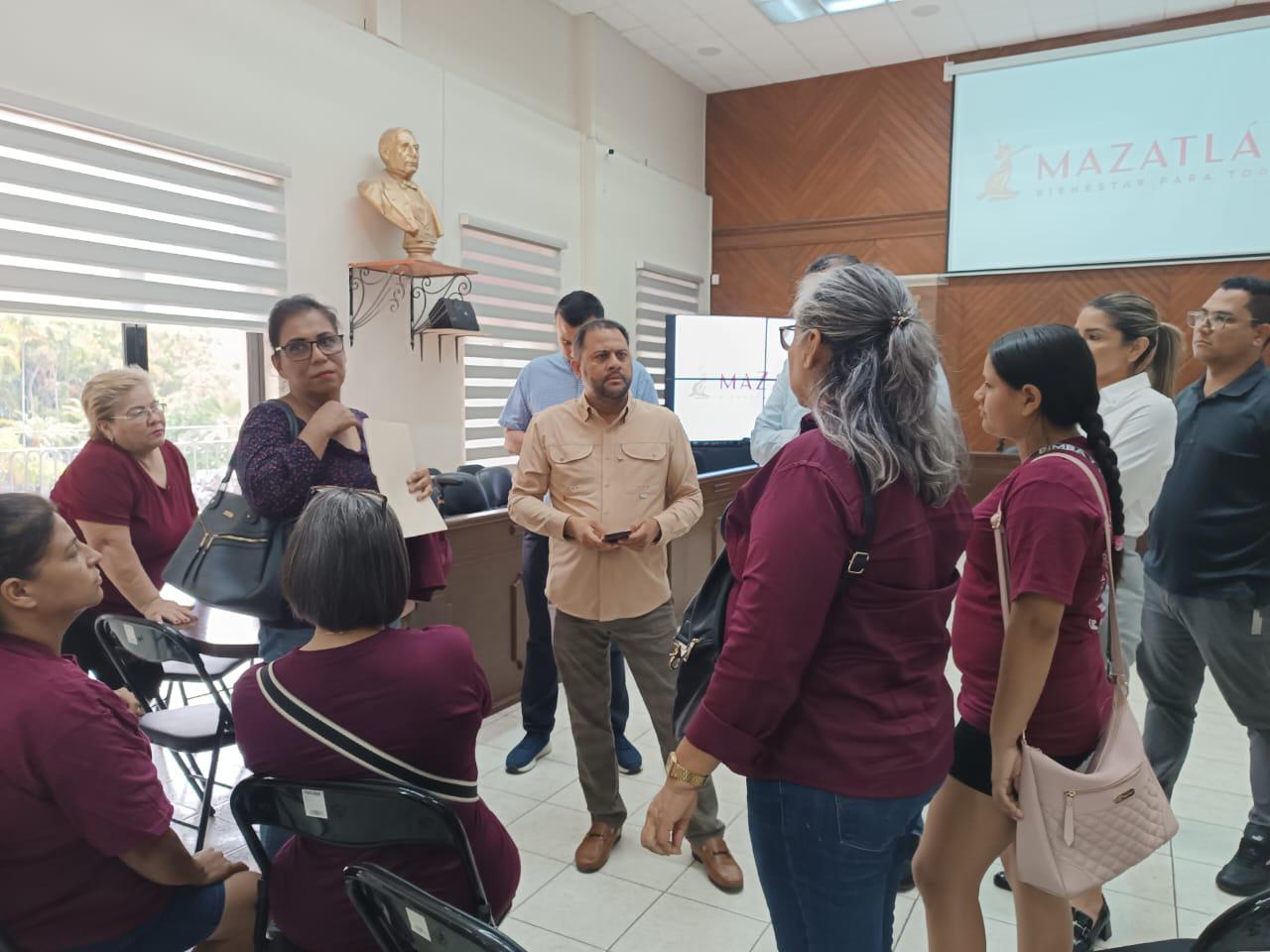 $!Marchan en Mazatlán para exigir al Gobierno terrenos para vivir