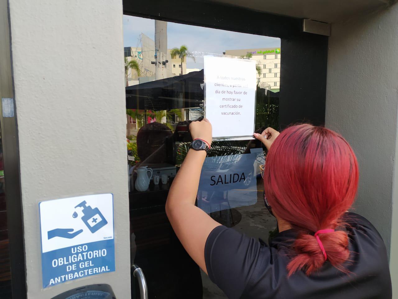 $!Restaurantes de Mazatlán solicitan ya certificado de vacunación; que aún hay confusión