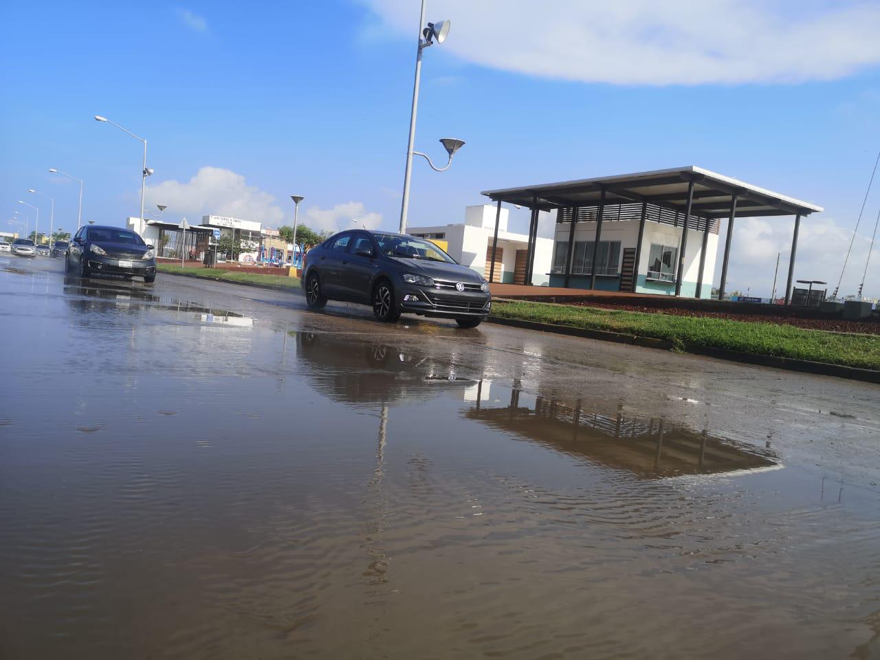 $!Lluvias provocan encharcamientos en vialidades de Mazatlán