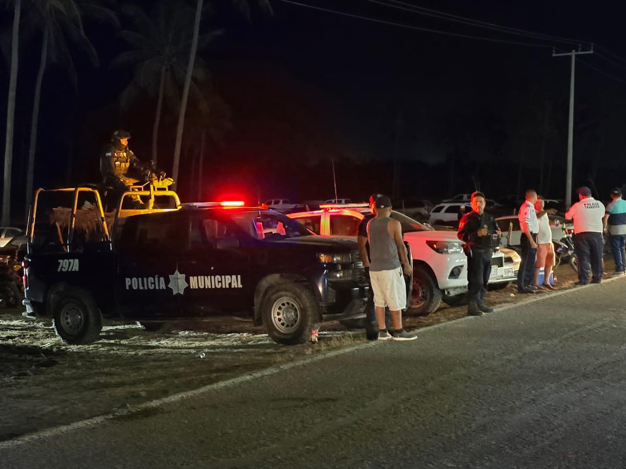 $!Disfrutan visitantes las noches en playa El Caimanero