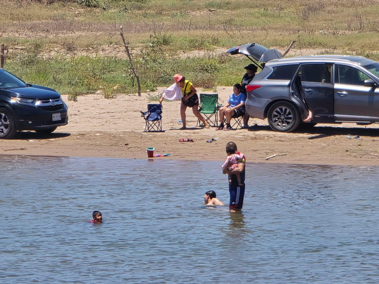 $!Familias mitigan el calor y disfrutan del esparcimiento en el río Baluarte de Rosario