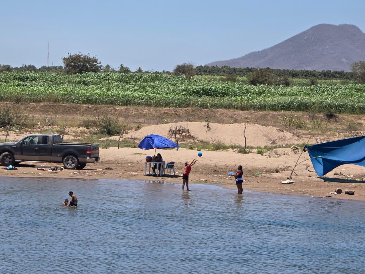 $!Familias mitigan el calor y disfrutan del esparcimiento en el río Baluarte de Rosario