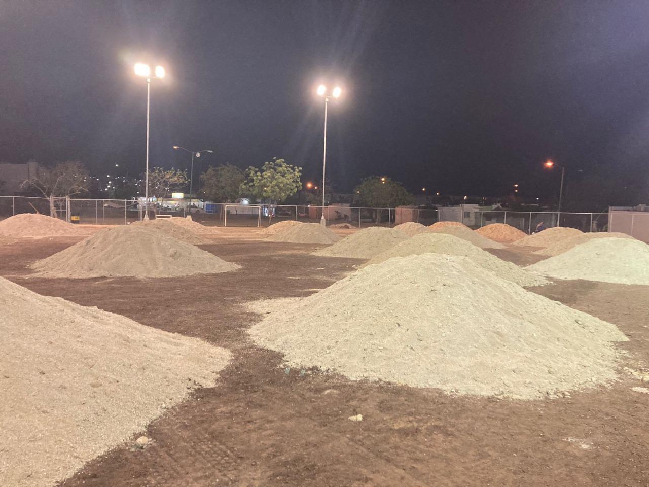 $!PIDS trabaja en la construcción de campo de softbol femenil en Alturas del Sur