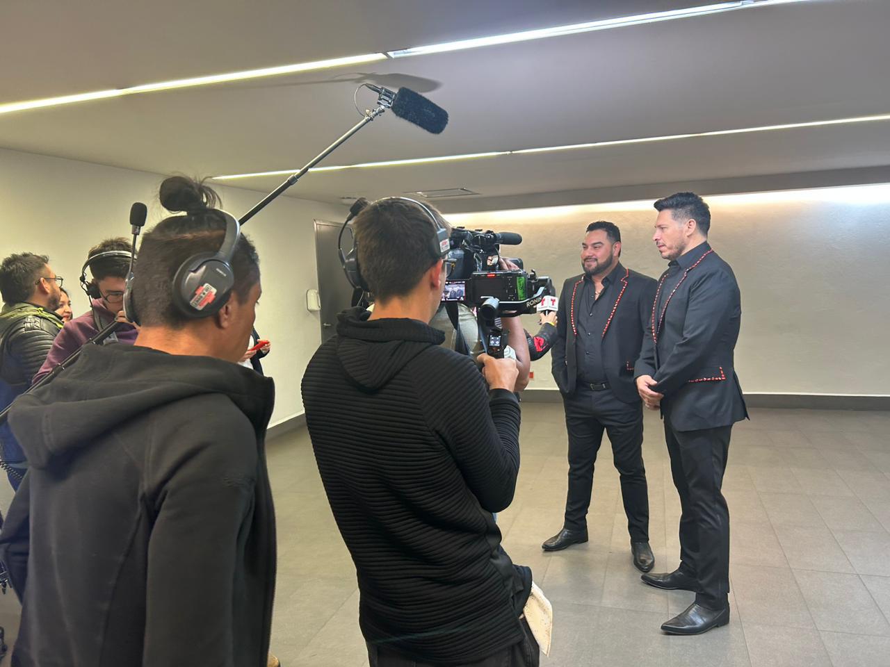$!El staff de Banda MS, liderado por ‘Cuate Beto’, prepara a los vocalistas para grabar el concierto de Arena de la Ciudad de México.