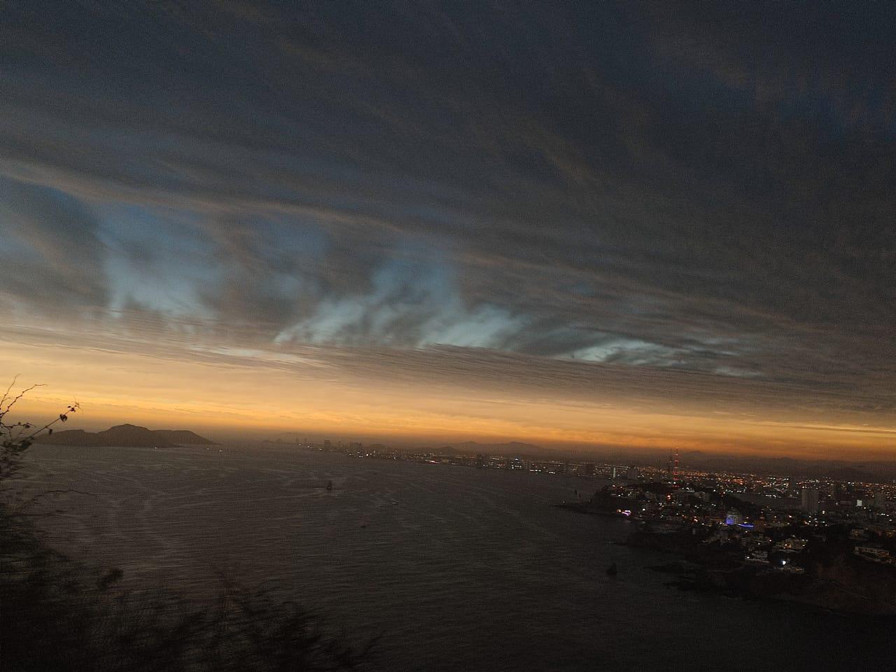$!Viven con intensidad y hasta con lágrimas el Eclipse Total de Sol en el Faro de Mazatlán