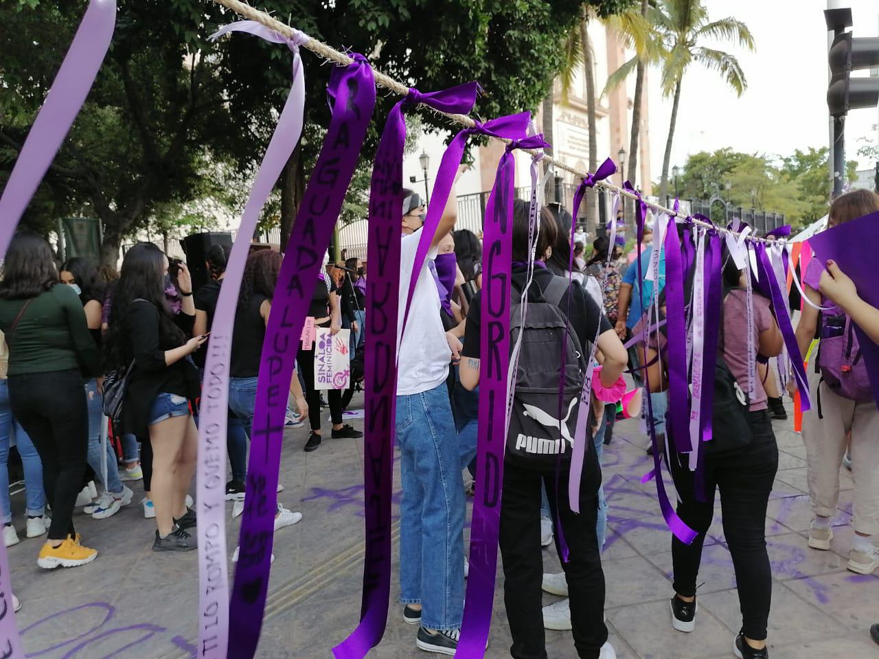 $!‘No son muertas, son asesinadas’, reclaman en Culiacán en el Día de la Mujer