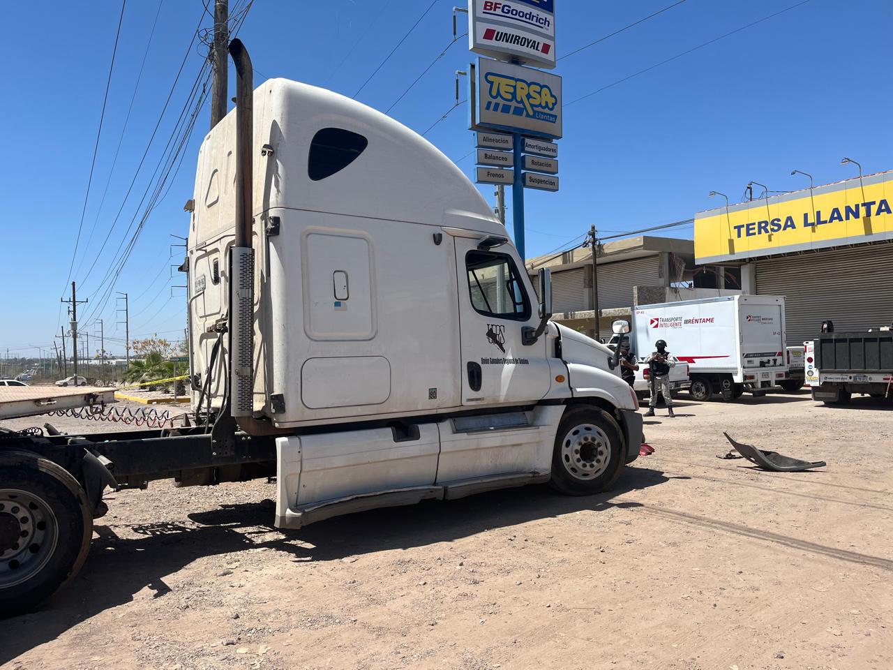 $!Muere un hombre atropellado por un tráiler en La Costerita, al sur de Culiacán