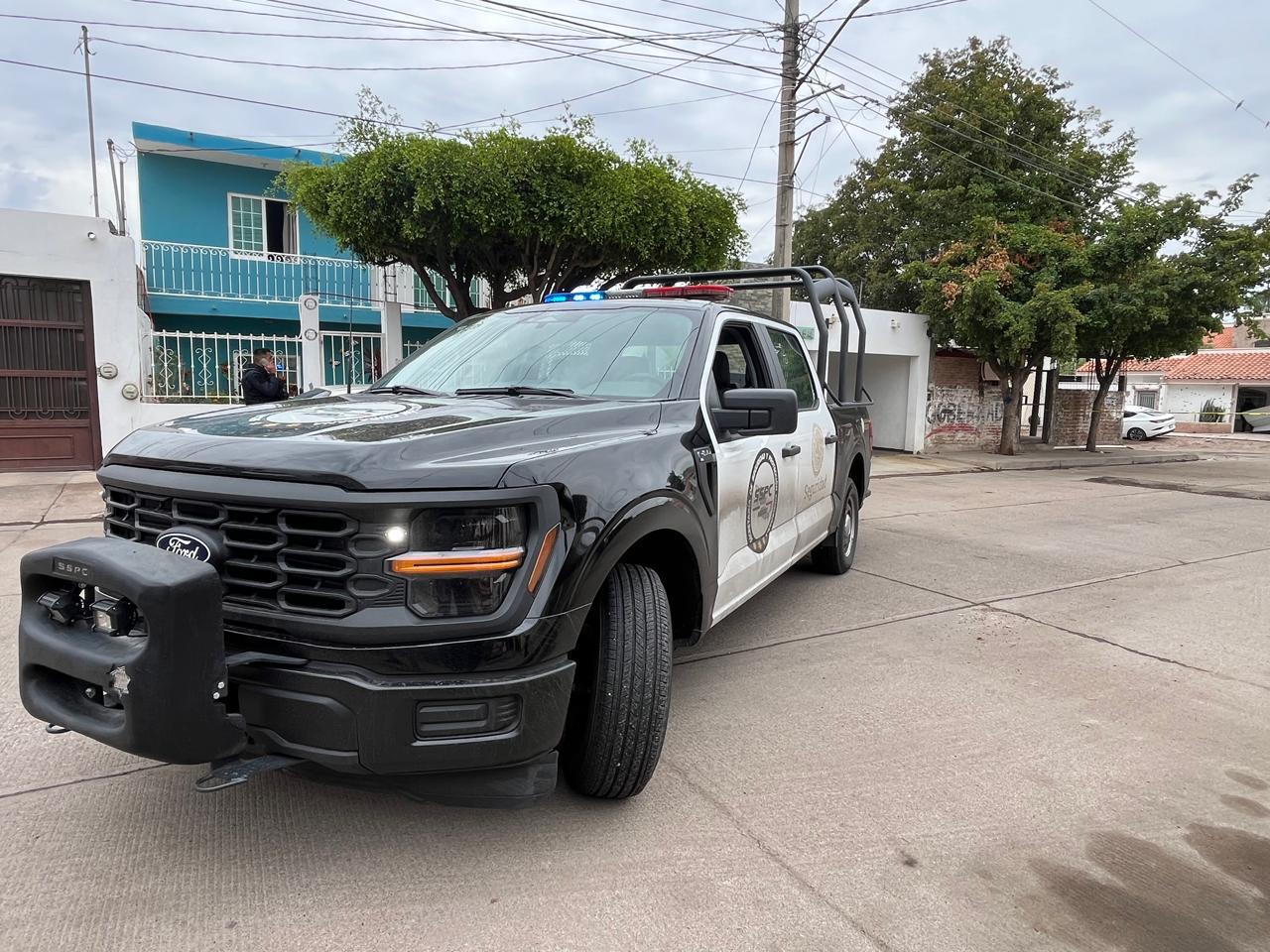 $!Comando ataca a balazos vehículo, vivienda y derriban portón en Infonavit Humaya, en Culiacán