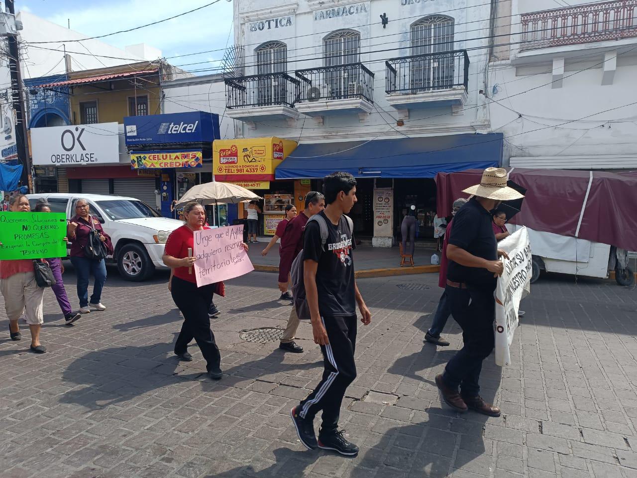 $!Marchan en Mazatlán para exigir al Gobierno terrenos para vivir