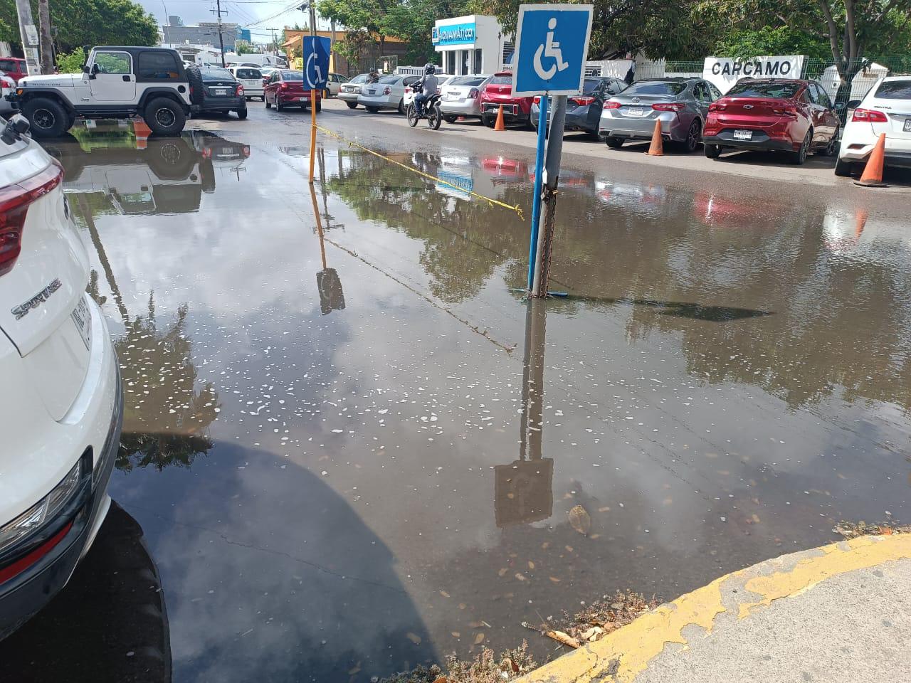 $!Continúan encharcamientos en Mazatlán por lluvias afectando a negocios en la vía pública