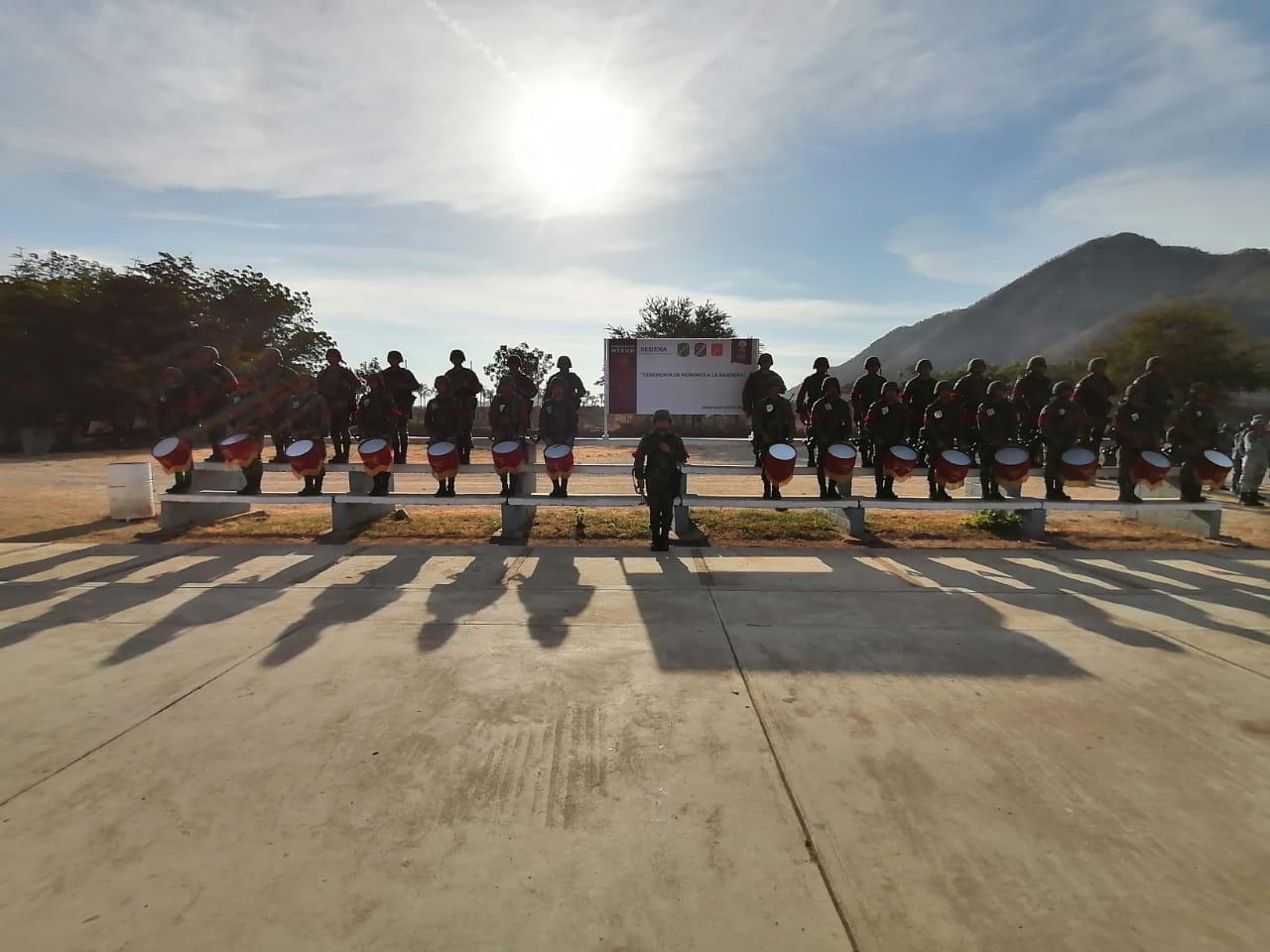 $!Ejército extiende bandera gigante en la comunidad de Jesús María