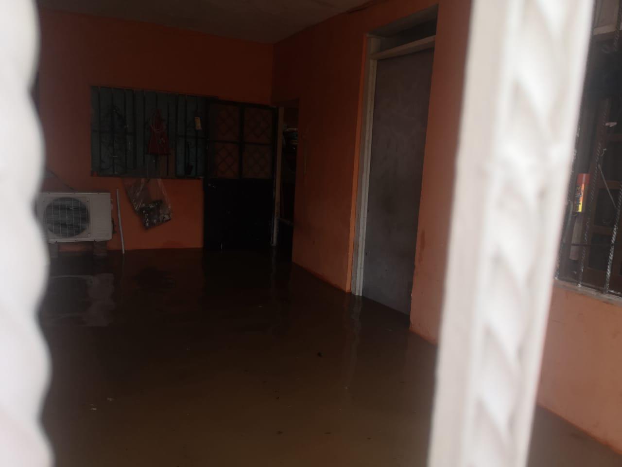$!Se desborda Arroyo Jabalines y el agua se mete a las casas del Fraccionamiento Jacarandas