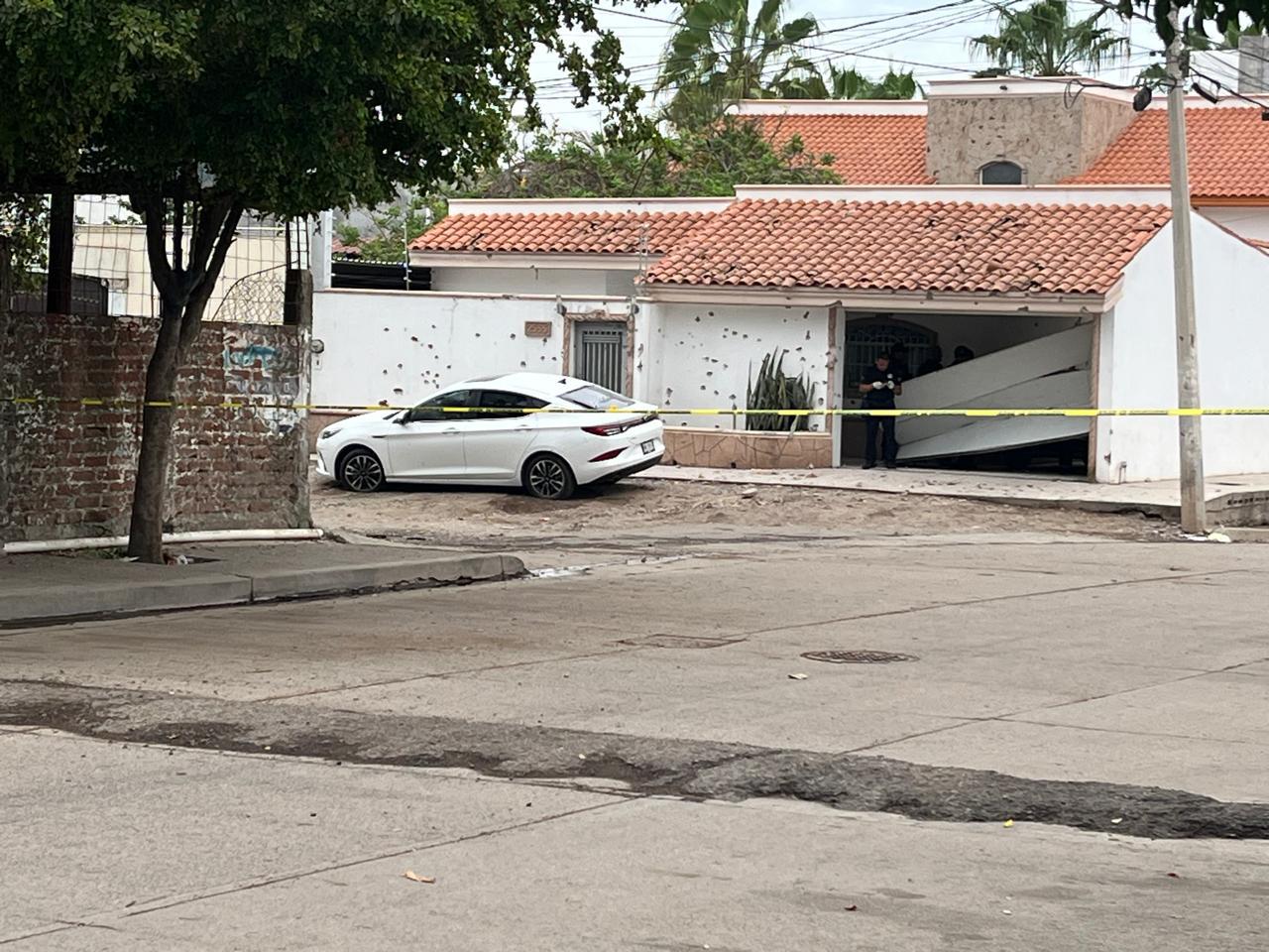 $!Comando ataca a balazos vehículo, vivienda y derriban portón en Infonavit Humaya, en Culiacán