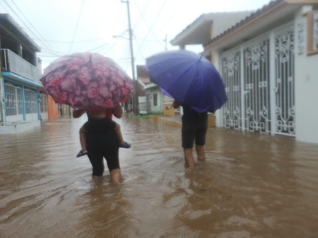$!Se desborda Arroyo Jabalines y el agua se mete a las casas del Fraccionamiento Jacarandas