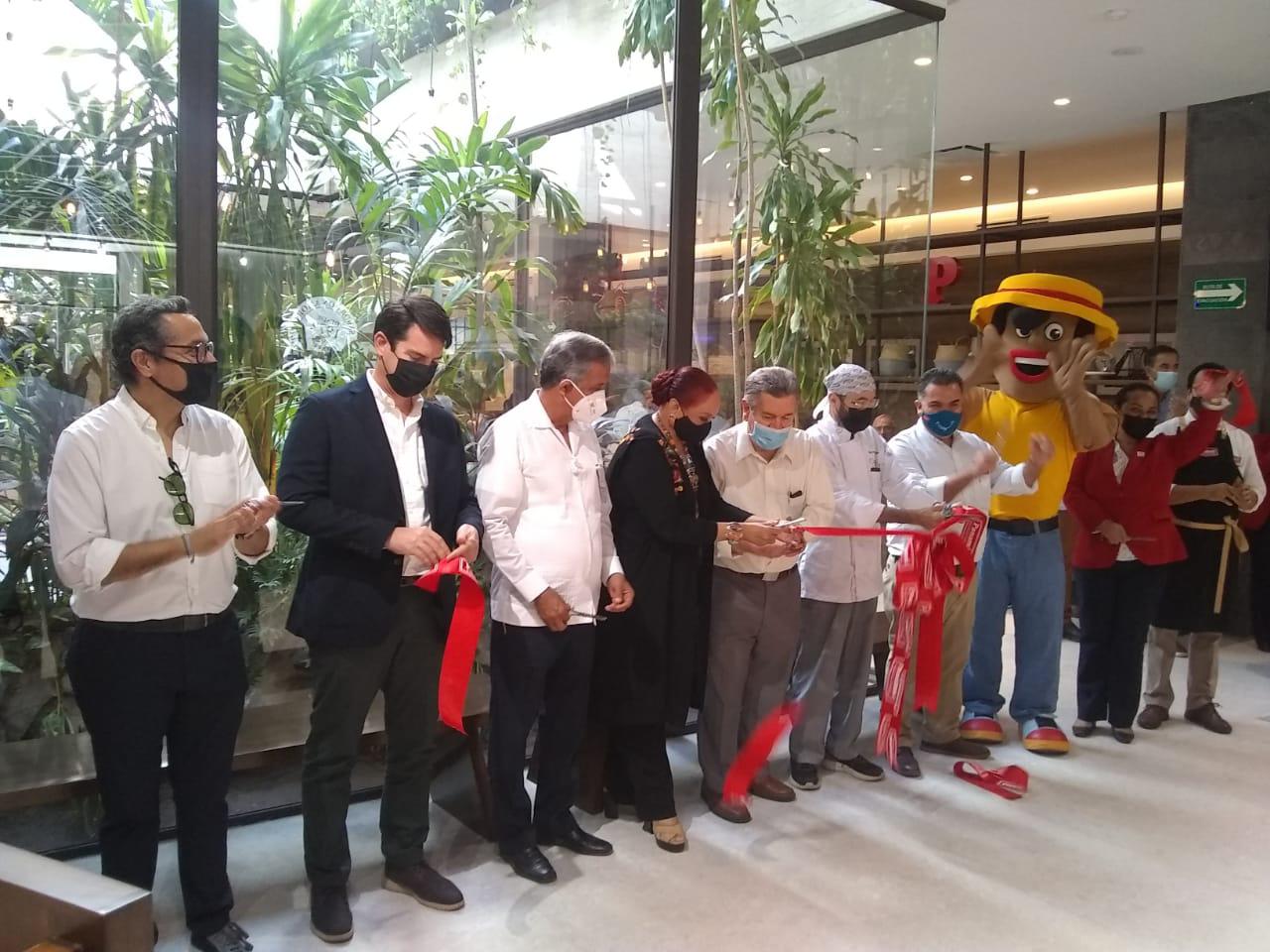 $!Corte de listón de la nueva y moderna sucursal de la colonia Las Quintas, encabezada por Jesús Estrada Ferreiro, presidente municipal de Culiacán; la familia Osuna Vidaurri y el chef Miguel Taniyama como invitado.