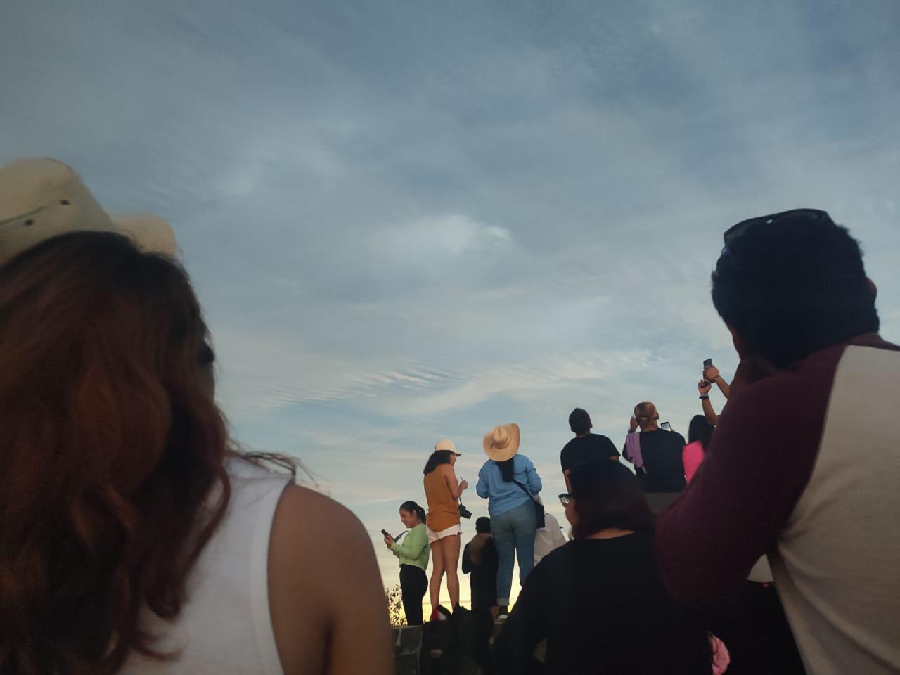 $!Viven con intensidad y hasta con lágrimas el Eclipse Total de Sol en el Faro de Mazatlán