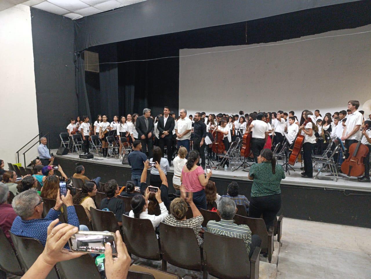 $!Nuevas generaciones de músicos se forman en Escuinapa guiados por el ‘Profe Hugo’
