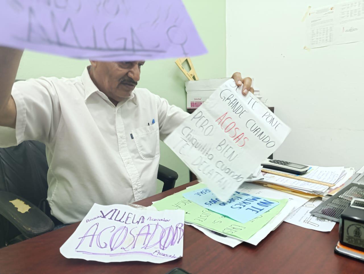 $!Acusan a director de Secundaria de mandar a estudiantes a quitar cartulinas con acusaciones de acoso contra profesor
