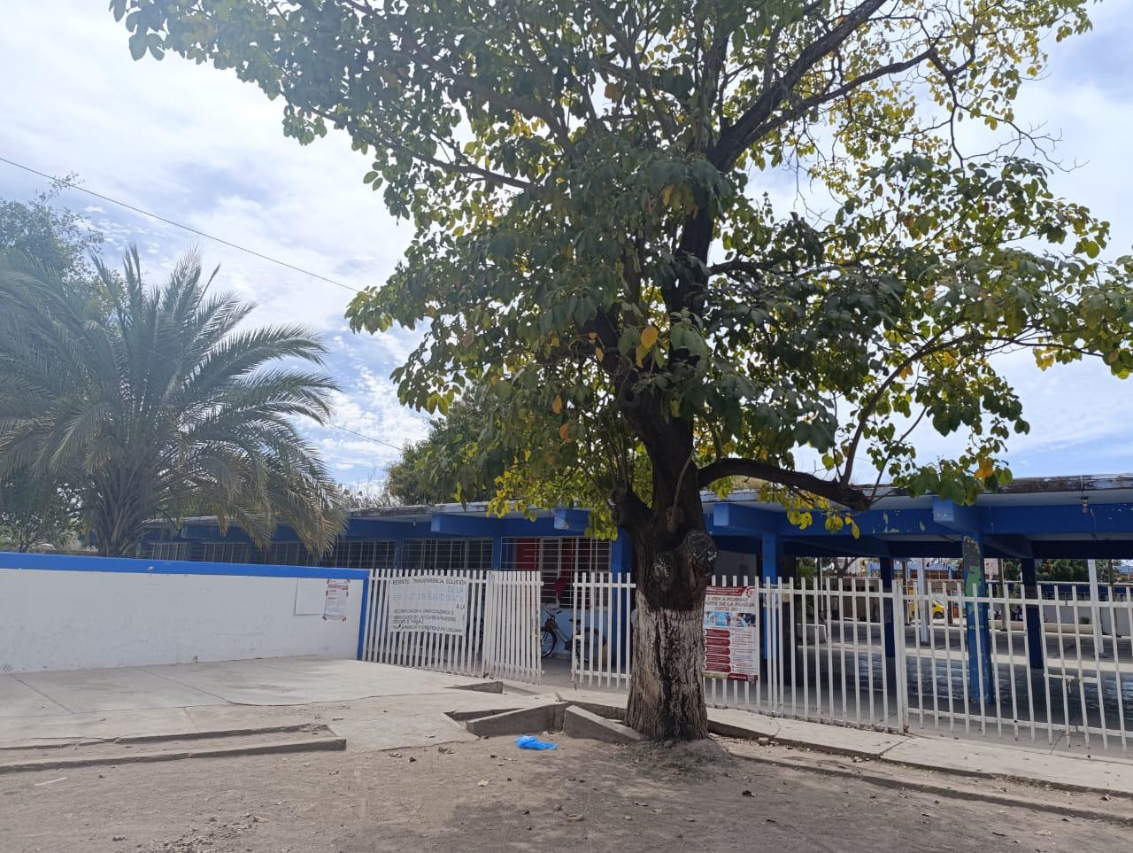 $!Acusan a director de Secundaria de mandar a estudiantes a quitar cartulinas con acusaciones de acoso contra profesor