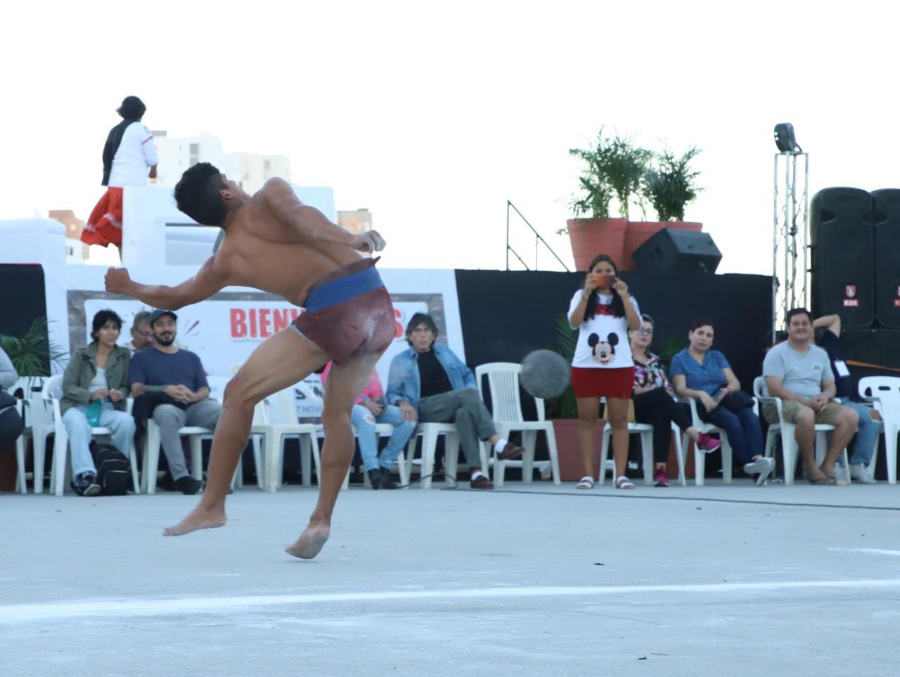 $!Dan exhibición de Ulama en el Parque Central en Mazatlán