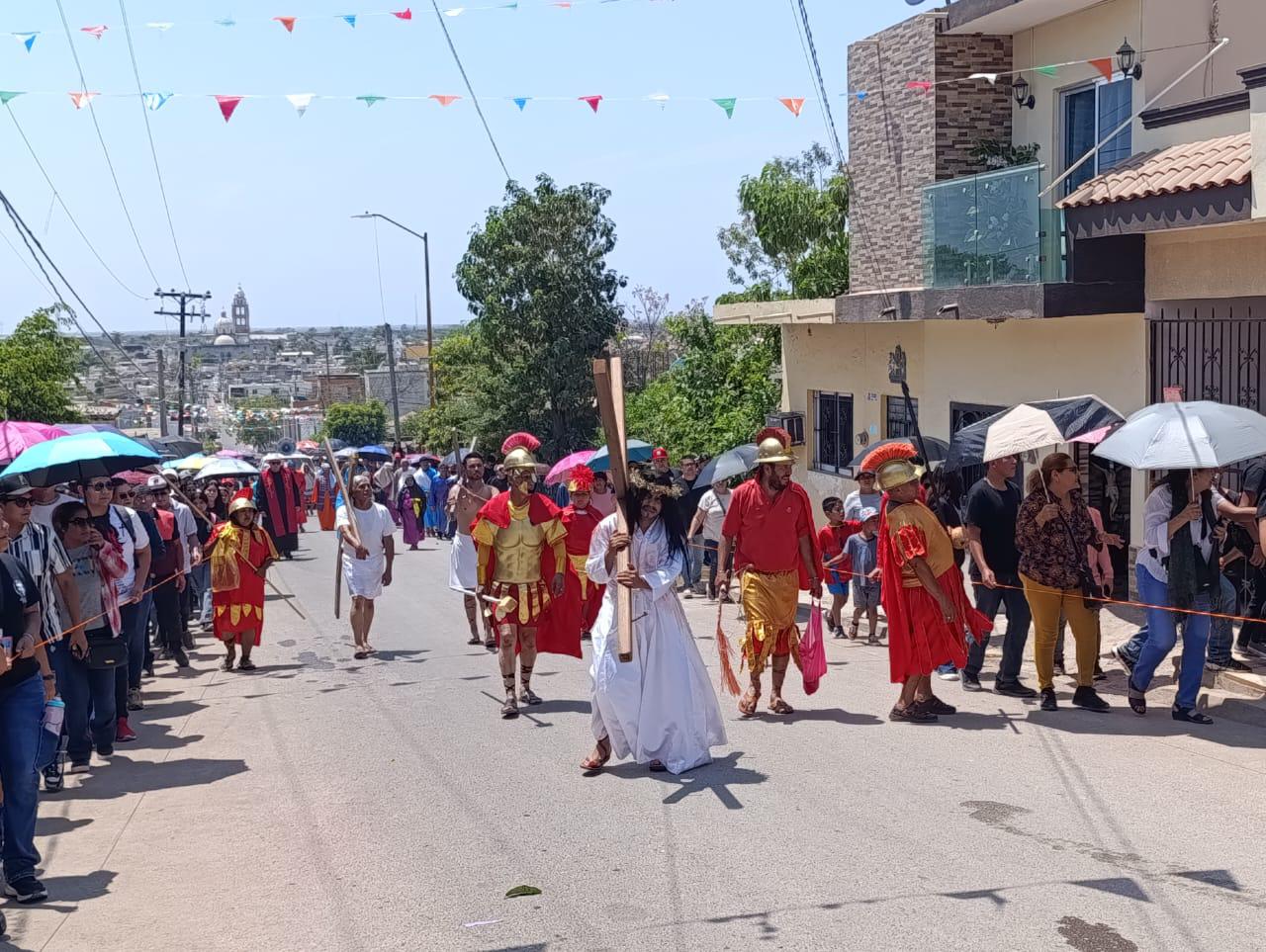 $!Escuinapa revive la pasión de Cristo con un Viacrucis viviente lleno de devoción