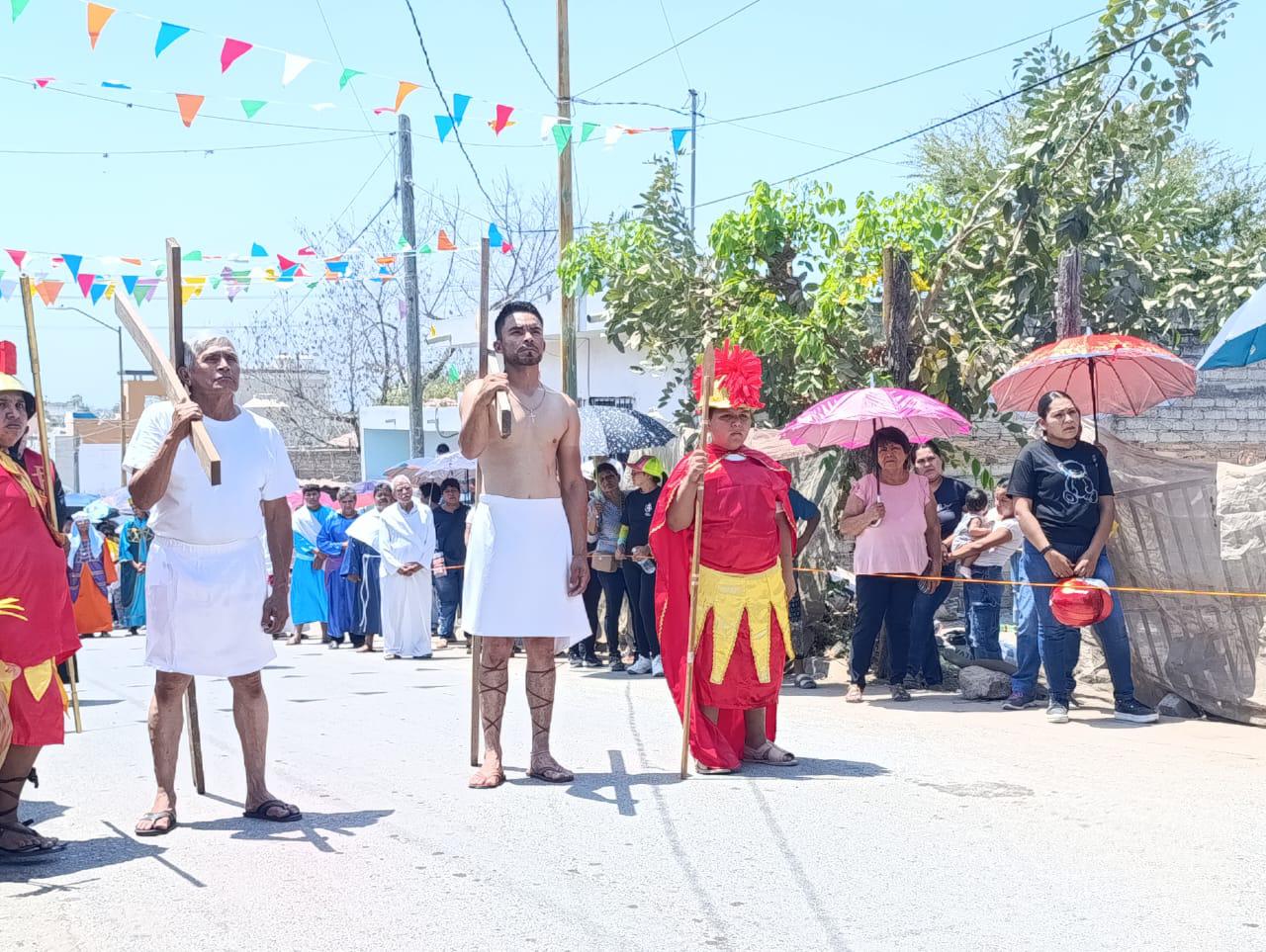 $!Escuinapa revive la pasión de Cristo con un Viacrucis viviente lleno de devoción