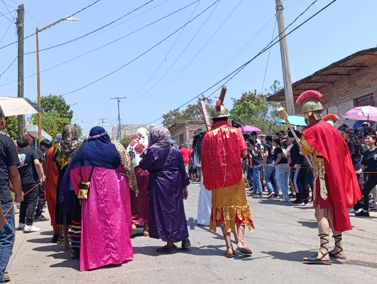 $!Escuinapa revive la pasión de Cristo con un Viacrucis viviente lleno de devoción