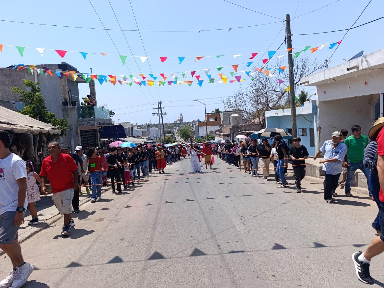 $!Escuinapa revive la pasión de Cristo con un Viacrucis viviente lleno de devoción