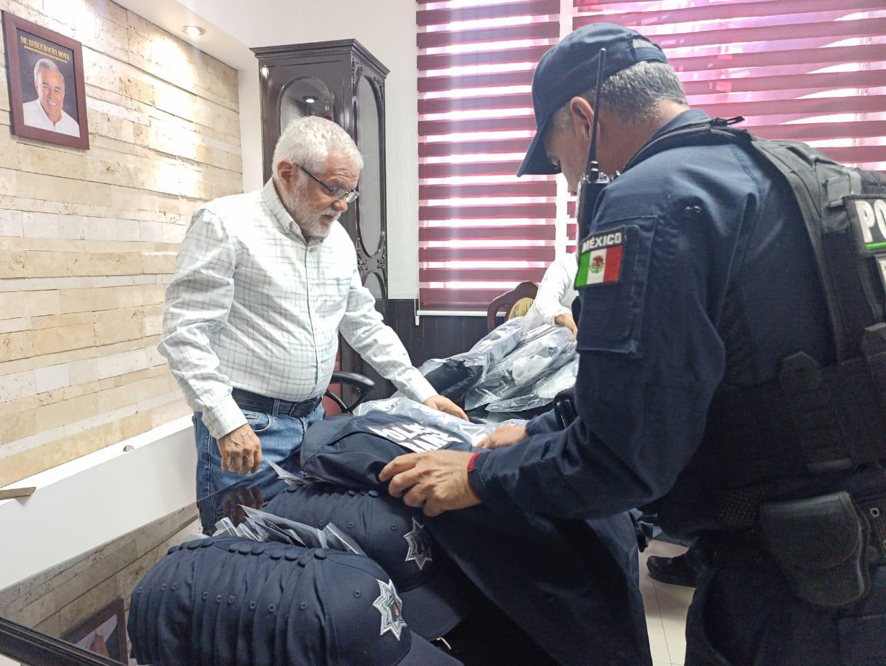 $!Entregan uniformes a elementos de la DSPyTM en Escuinapa