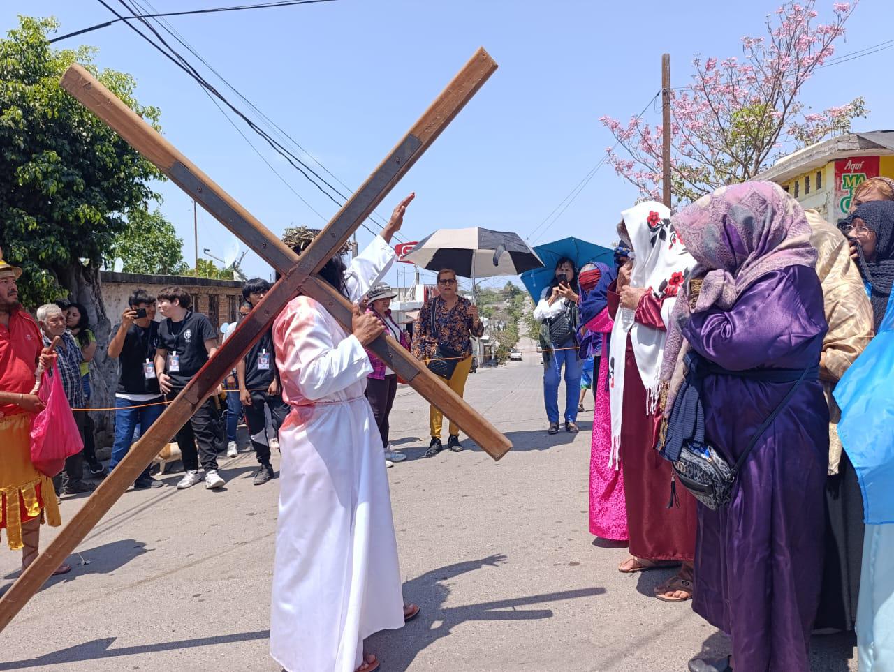 $!Escuinapa revive la pasión de Cristo con un Viacrucis viviente lleno de devoción