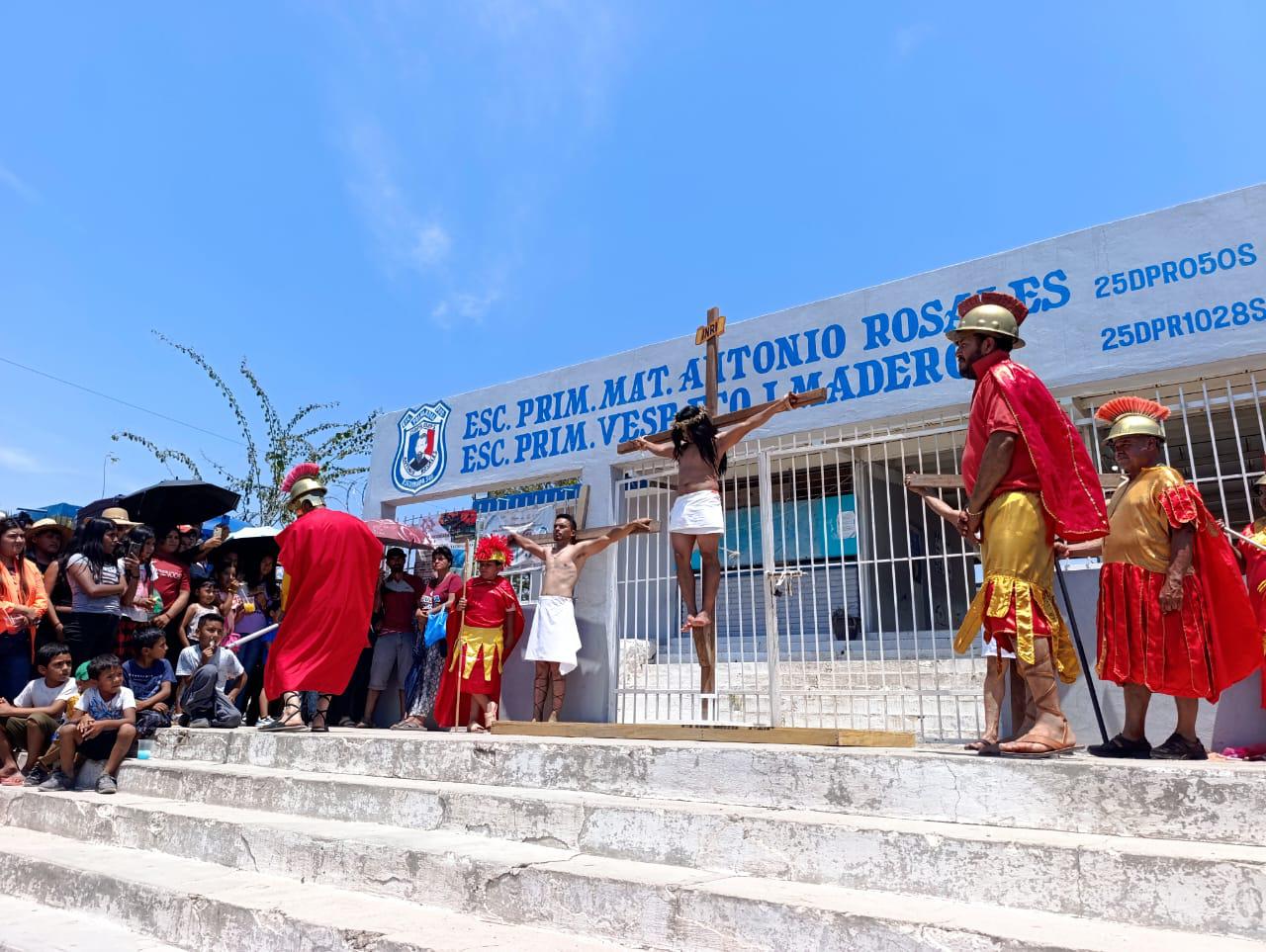 $!Escuinapa revive la pasión de Cristo con un Viacrucis viviente lleno de devoción