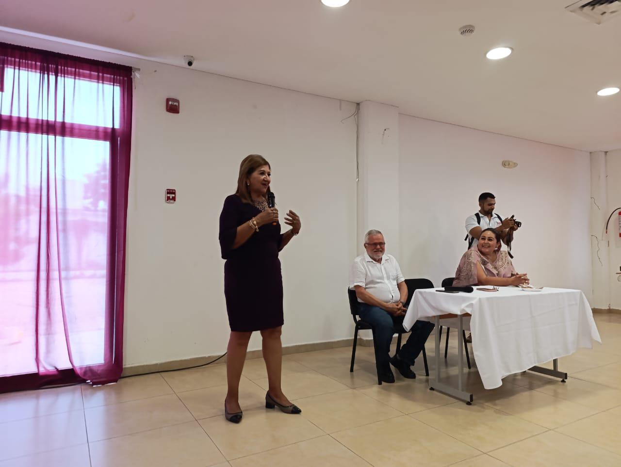 $!Ofrece Tere Guerra ‘Avances legislativos’ en conferencia en Escuinapa