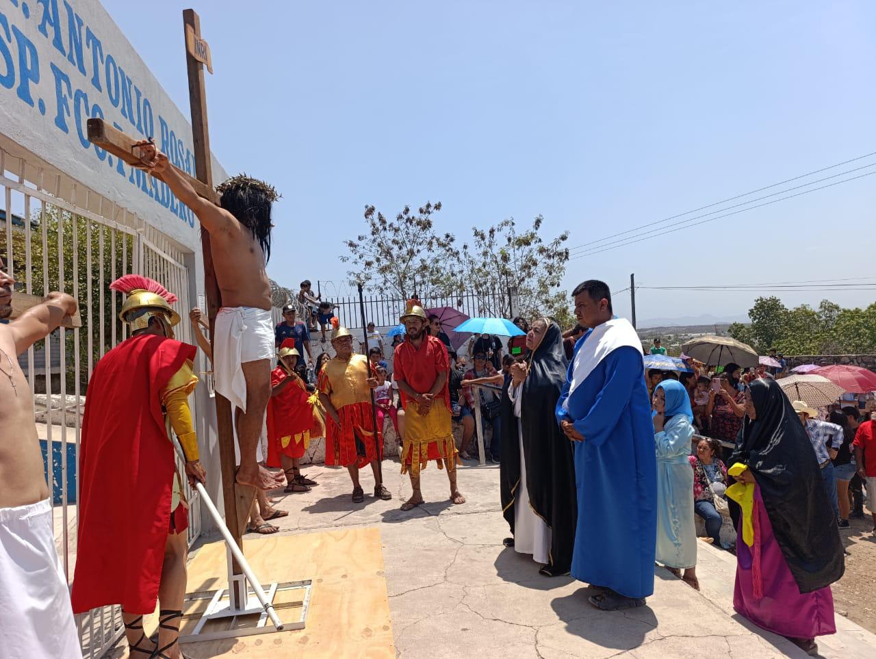 $!Escuinapa revive la pasión de Cristo con un Viacrucis viviente lleno de devoción