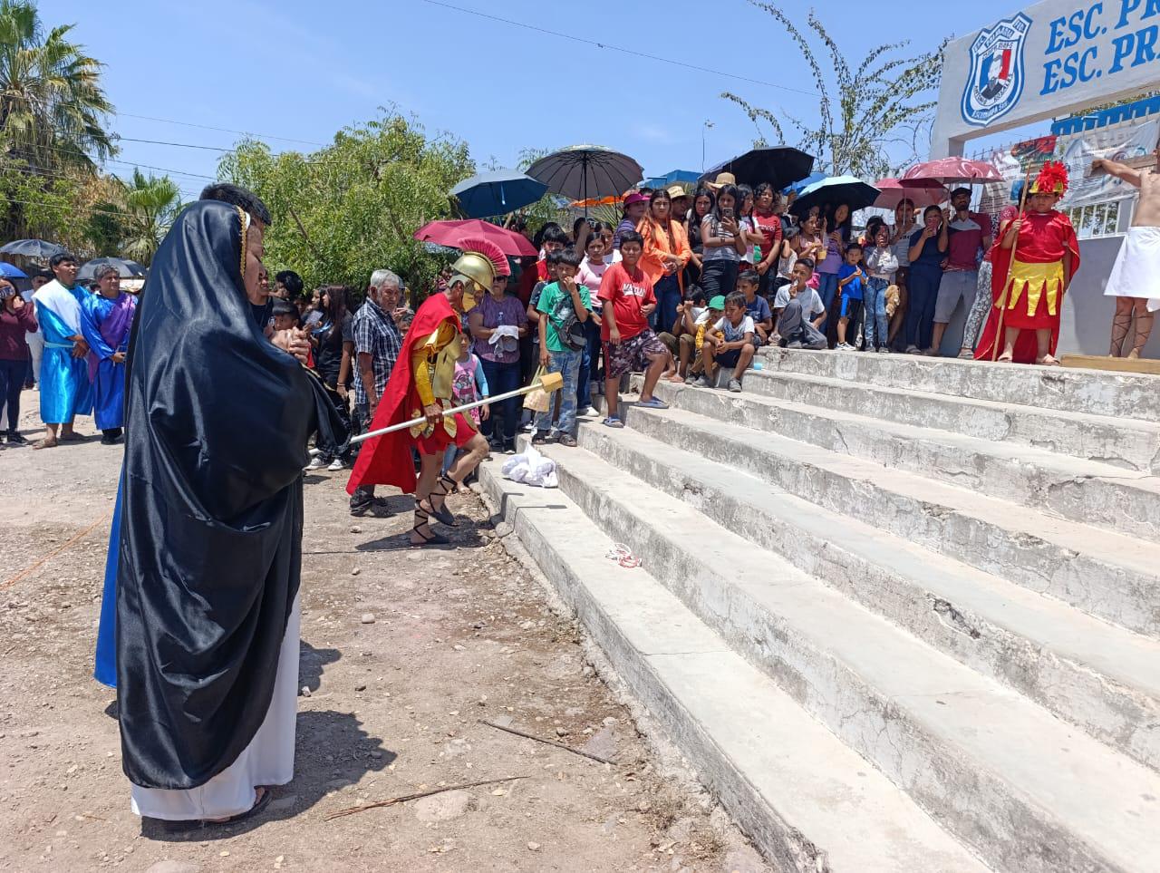$!Escuinapa revive la pasión de Cristo con un Viacrucis viviente lleno de devoción