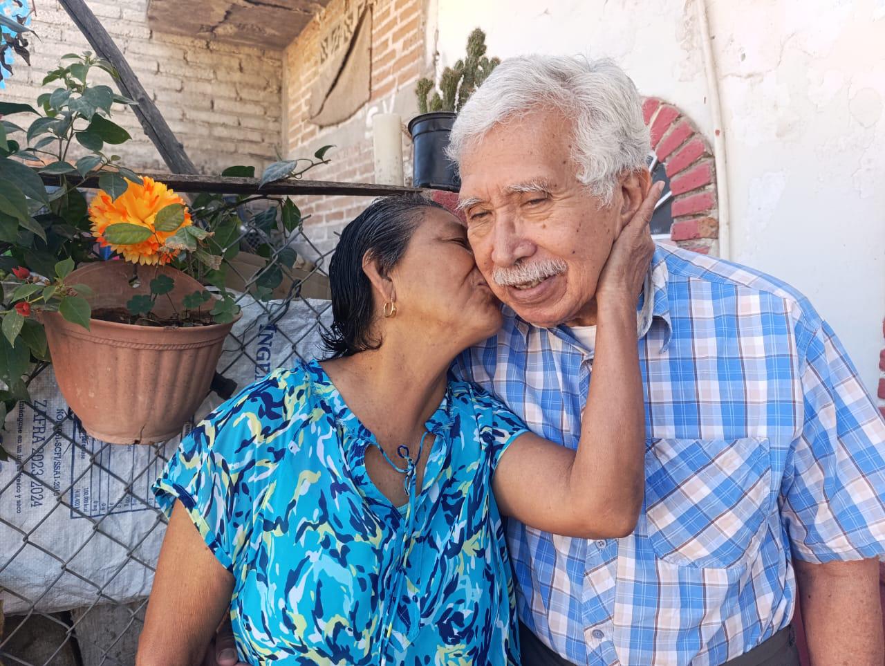 $!Durante 55 años, doña Chayito y don Ángel han sabido sortear en Escuinapa los retos de vivir en pareja