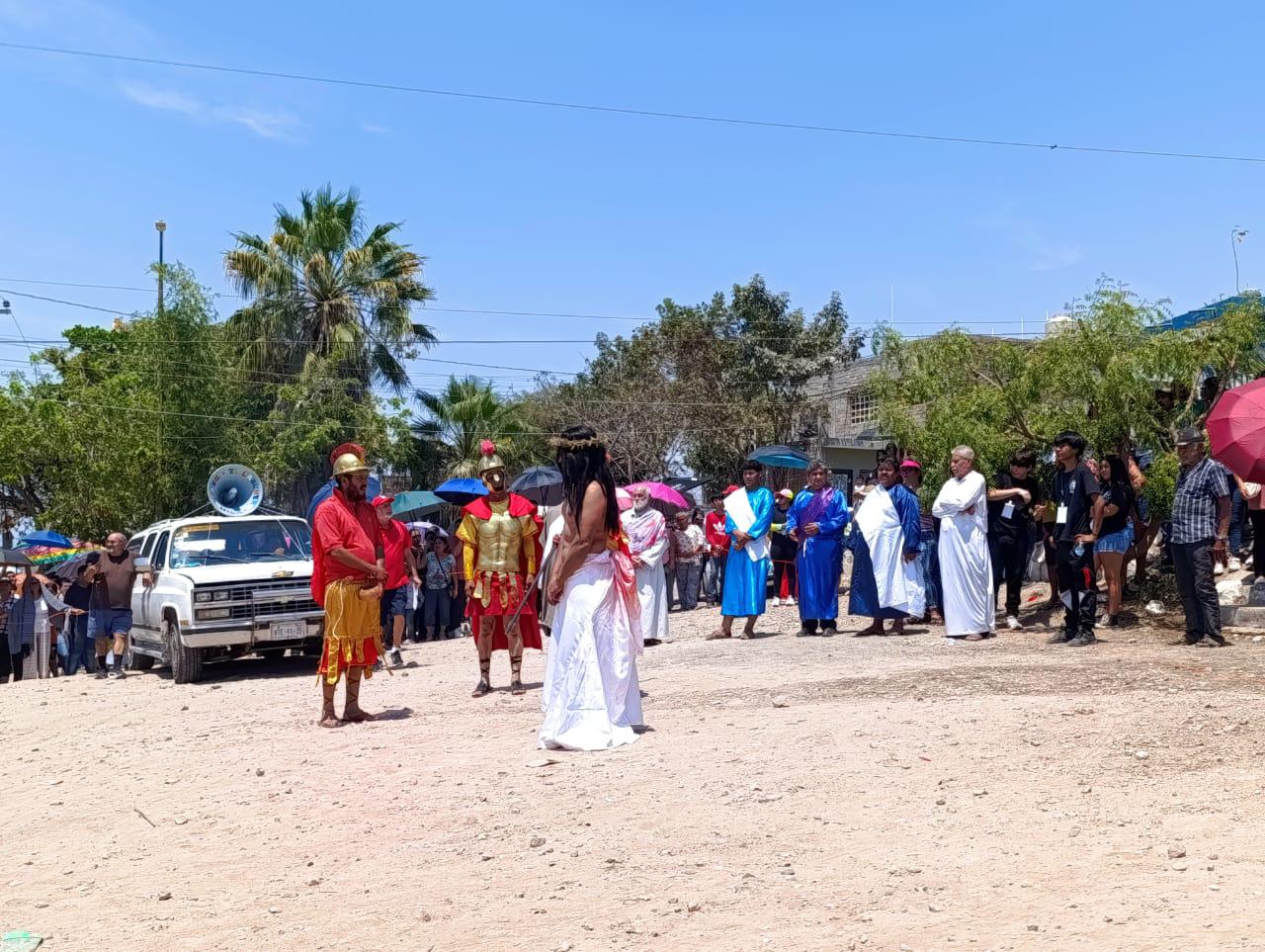 $!Escuinapa revive la pasión de Cristo con un Viacrucis viviente lleno de devoción