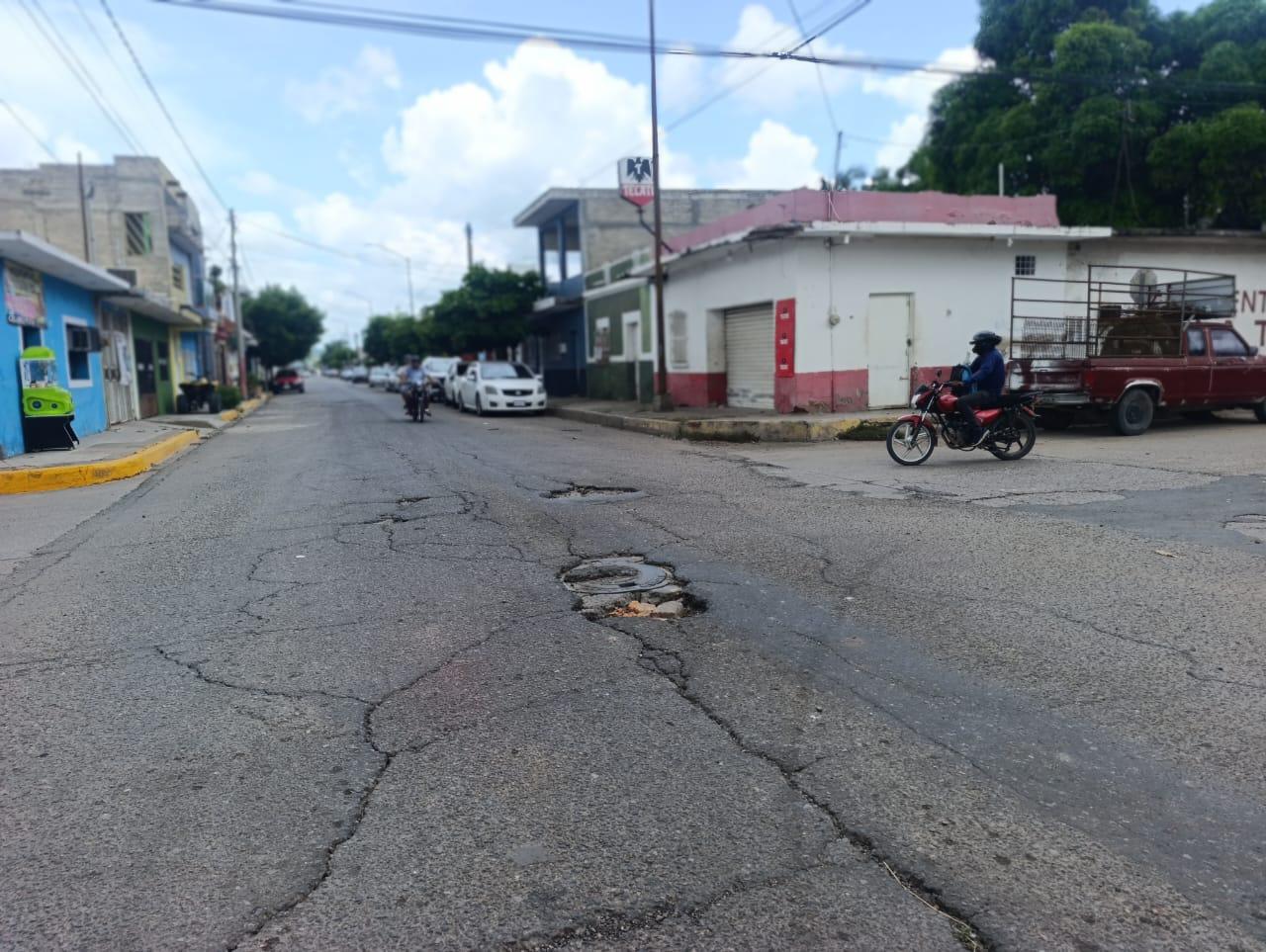 $!Calle occidental en Escuinapa se llena de baches