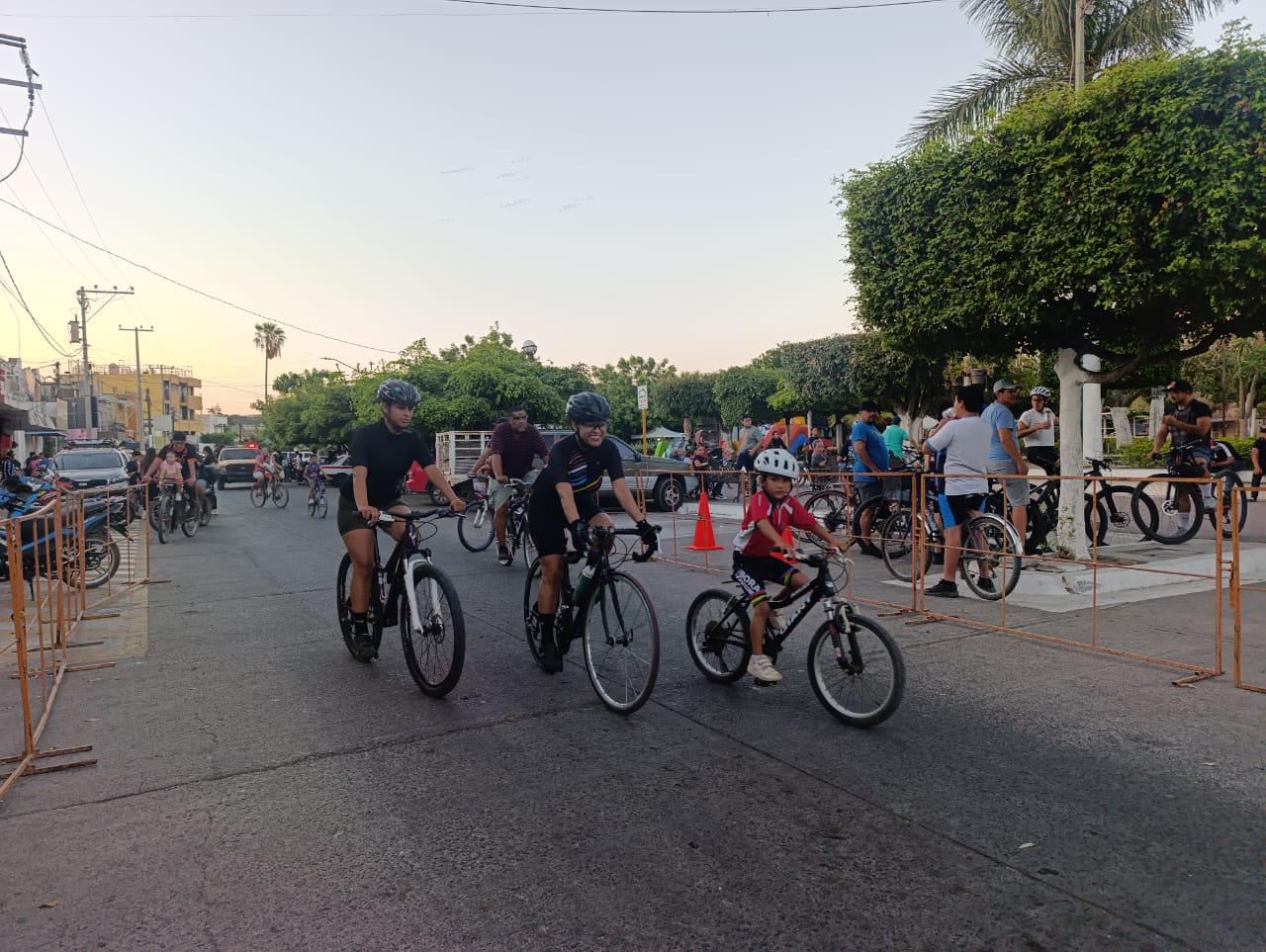 $!Participan en Escuinapa en el Día Mundial de la Bicicleta