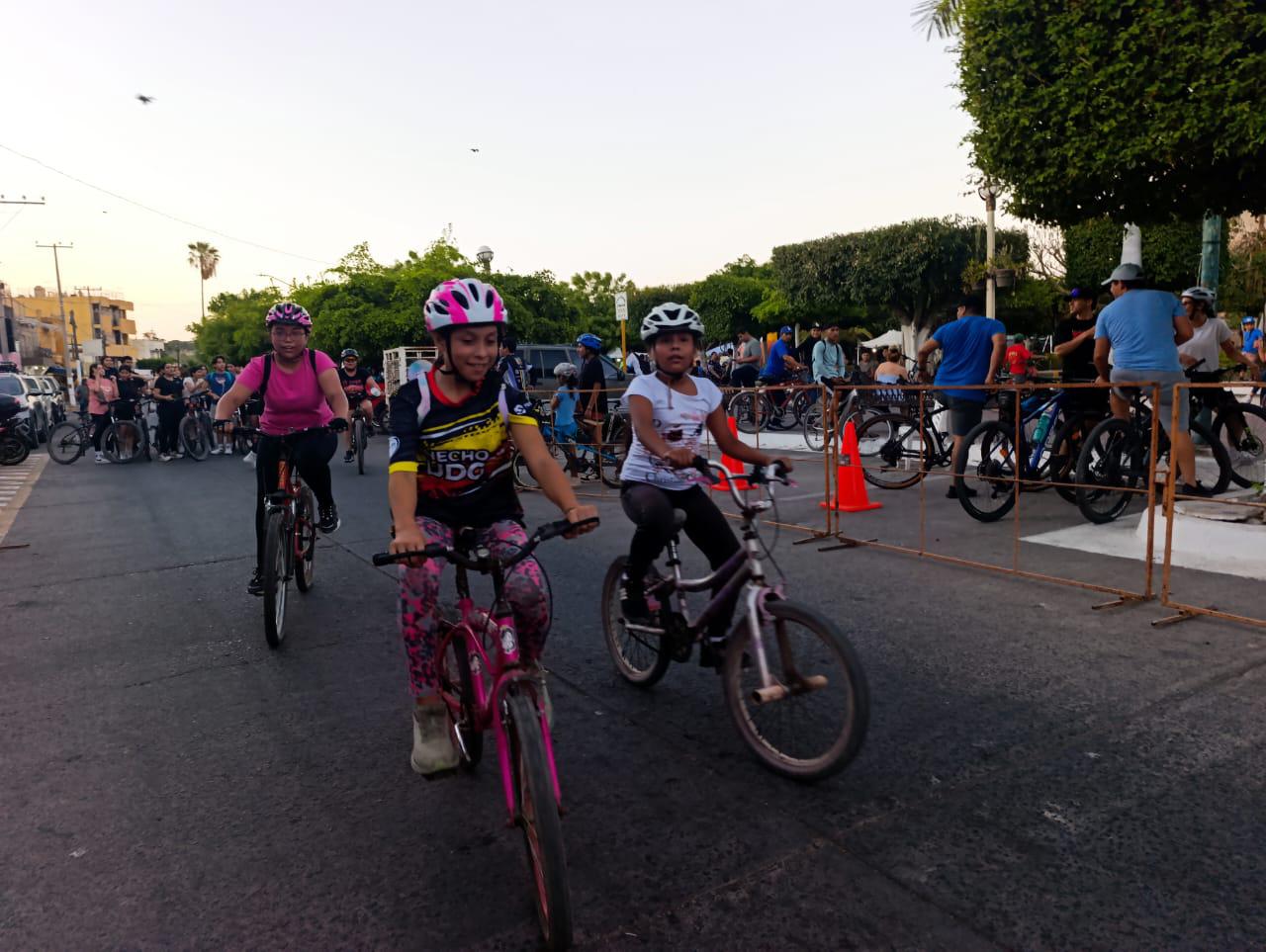 $!Participan en Escuinapa en el Día Mundial de la Bicicleta
