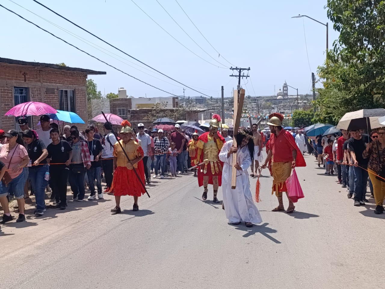 $!Escuinapa revive la pasión de Cristo con un Viacrucis viviente lleno de devoción