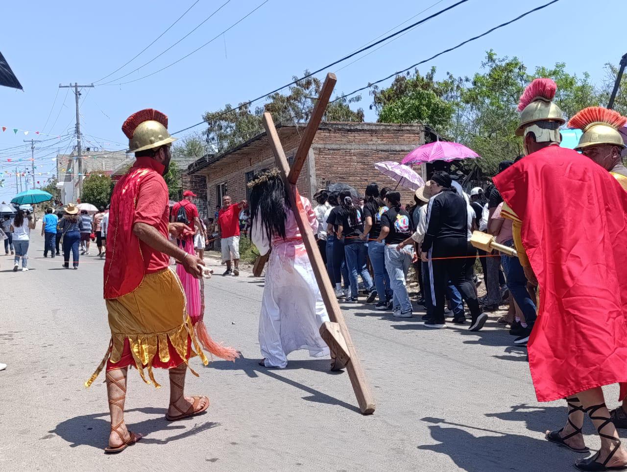 $!Escuinapa revive la pasión de Cristo con un Viacrucis viviente lleno de devoción