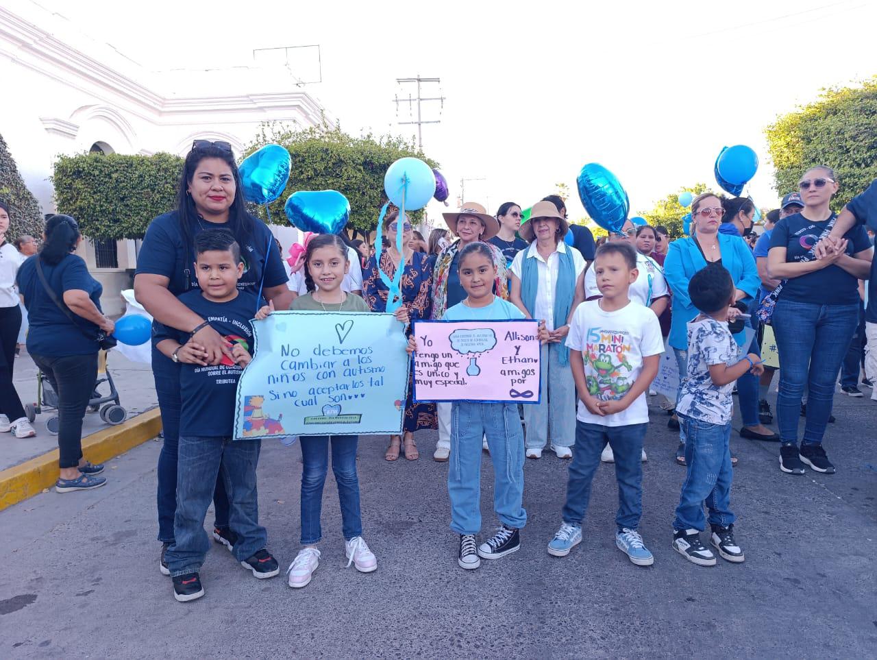 $!Marchan en Escuinapa en busca de inclusión y crear conciencia sobre el autismo