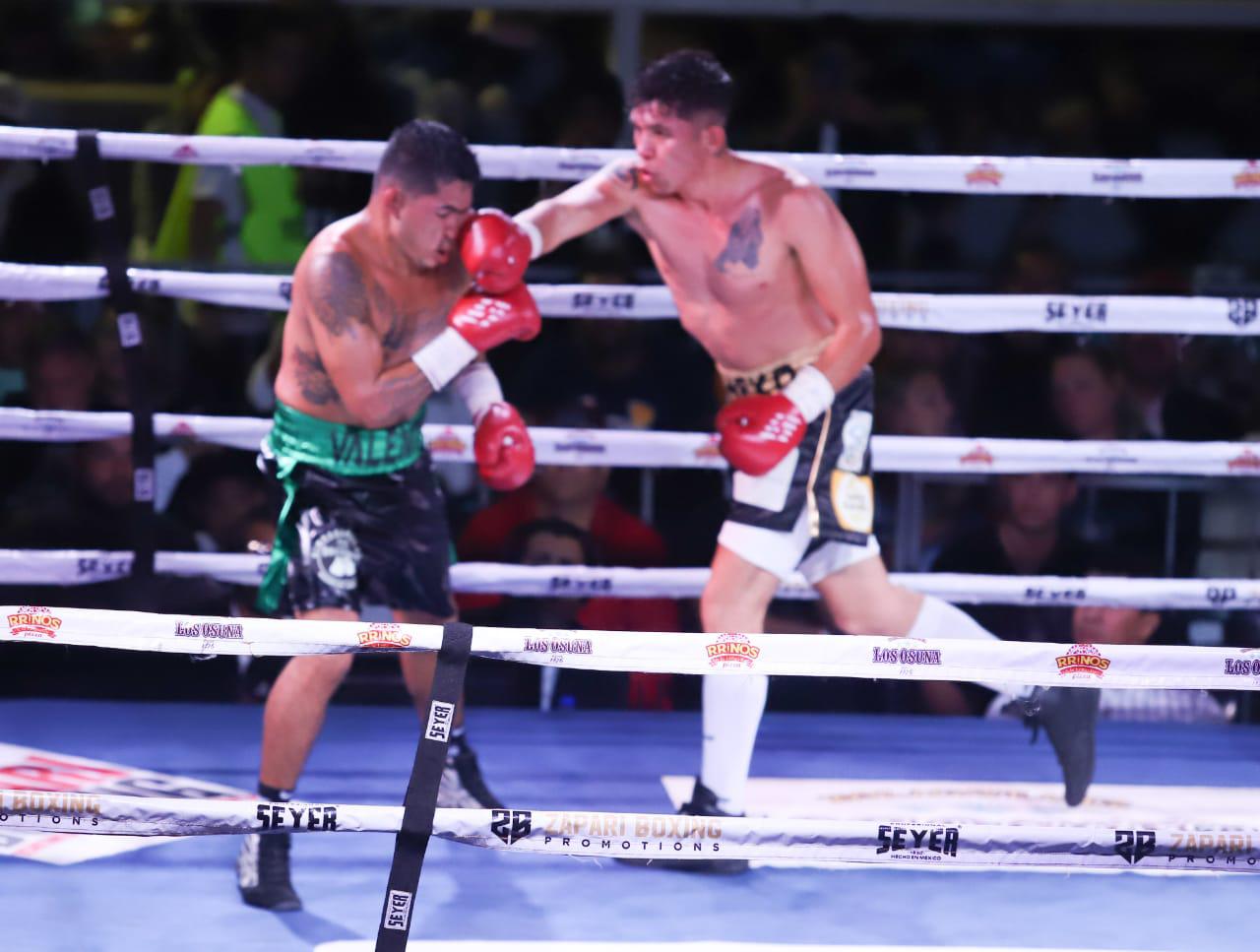 $!Feroz triunfo de Juan Estrada en velada de box Sangre Nueva 2