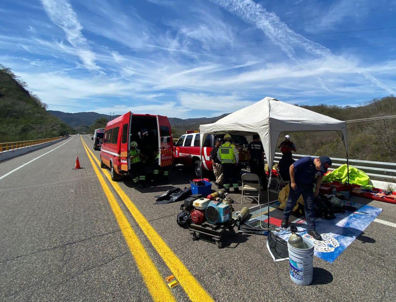 $!Continúa la circulación intermitente en la Durango-Mazatlán por volcadura de pipa